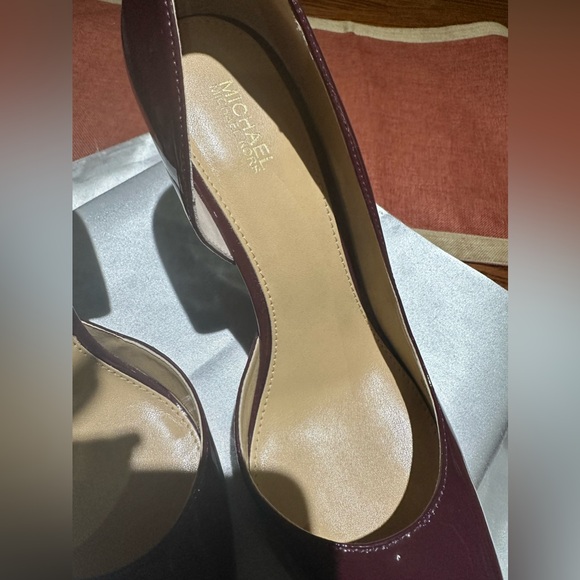 MICHAEL KORS MAROON PATENT LEATHER PUMPS SZ 8 LIKE NEW CONDITION - Picture 4 of 12